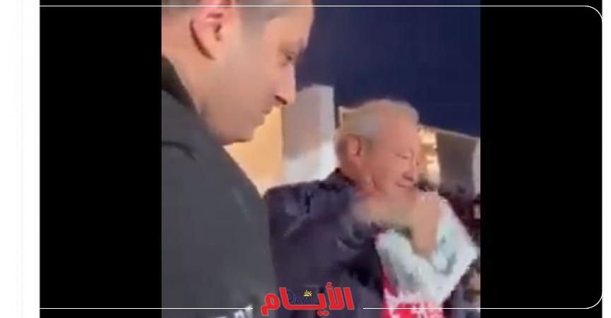 ساويرس يوزع أموال على المشجعين