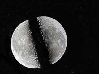صور انشقاق القمر تغزو السوشيال ميديا: معجزة النبي محمد ودليل اقتراب الساعة