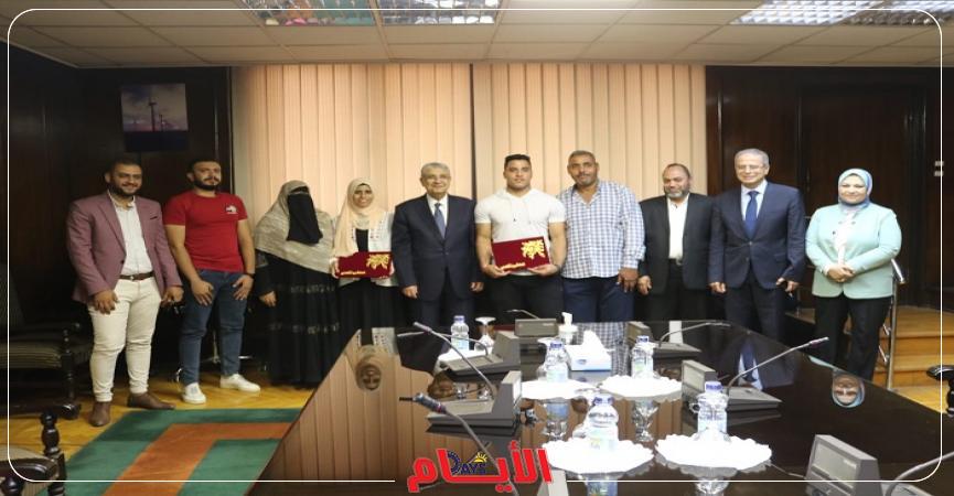 وزير الكهرباء يكرم أبناء العاملين