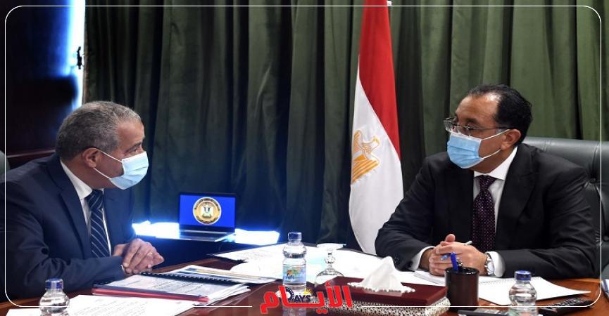 رئيس الحكومة مع وزير التموين
