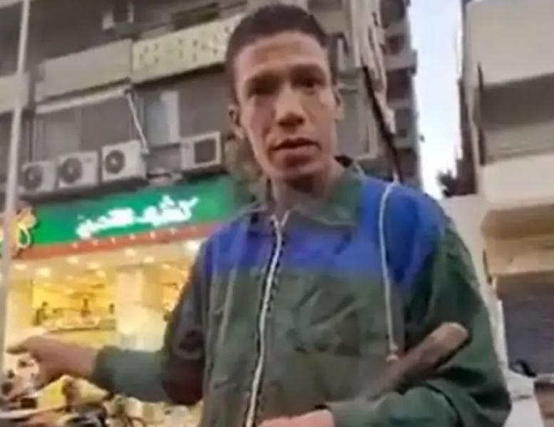 فيديو يُبكي القلوب: طرد عامل نظافة من كشري التحرير بسبب ملابسه.. القصة كاملة