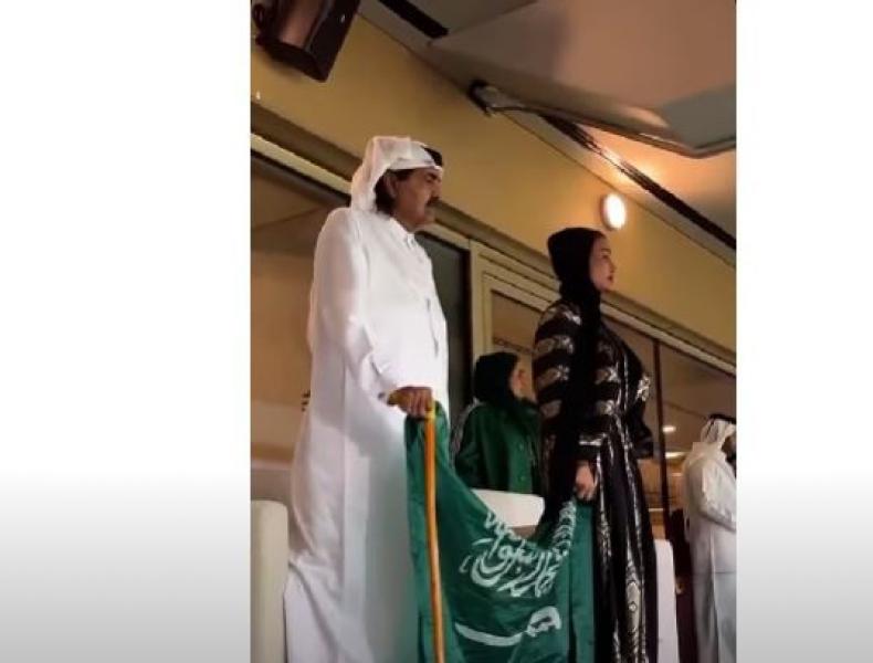 فيديو يزلزل مواقع التواصل: شاهد ماذا فعل والد أمير قطر وزوجته في مباراة السعودية؟