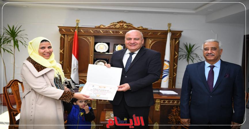 محافظ قنا