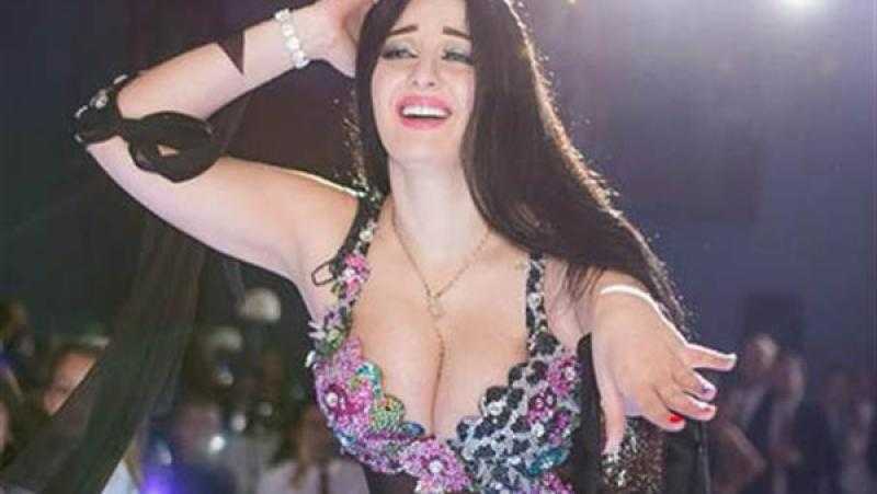 اتفرج .. الطبال حرك كل حاجة بـ”صافيناز” في أحدي الكباريهات