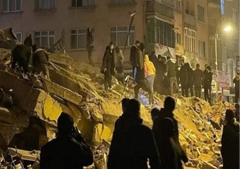 زلزال تركيا.. فيديو مُبكي يوثق لحظة انهيار سقف منزل على طفل وينطق الشهادتين